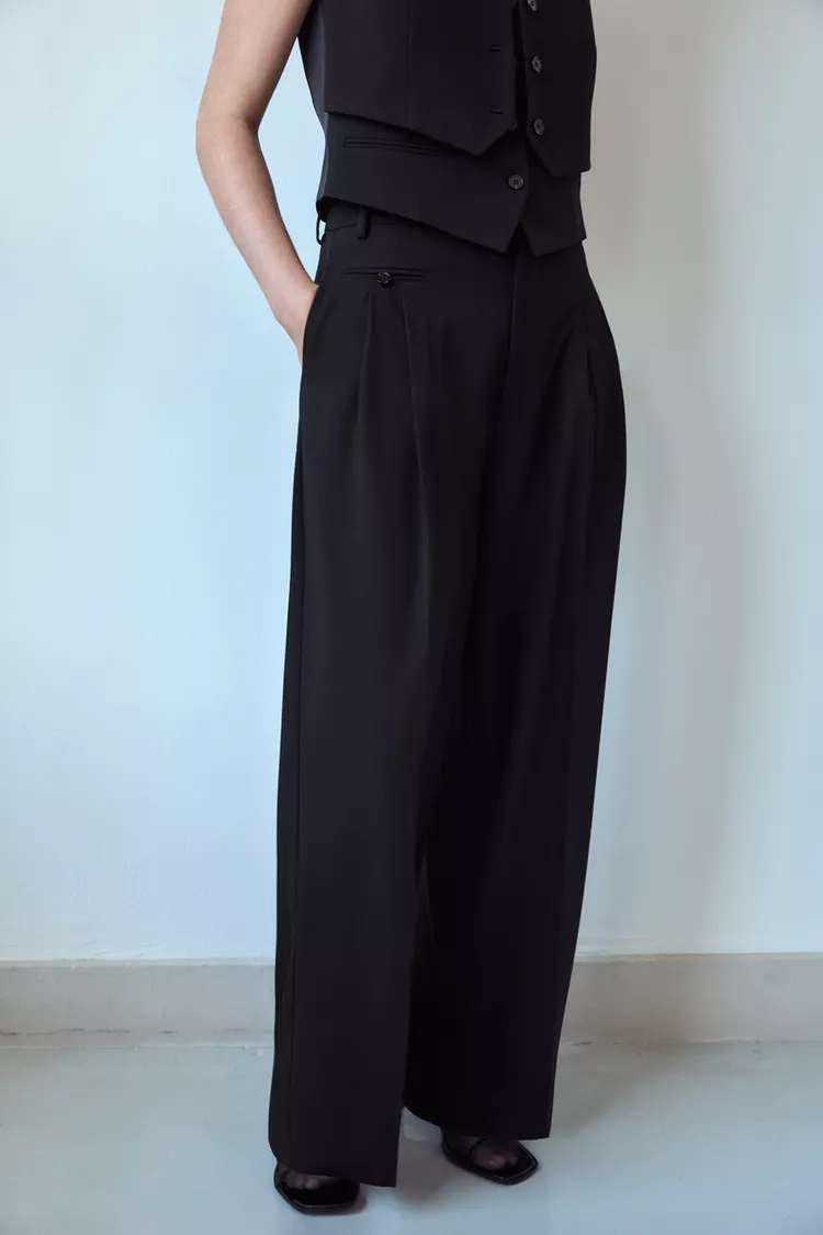 TROUSERS WITH PLEATS AND POCKETS