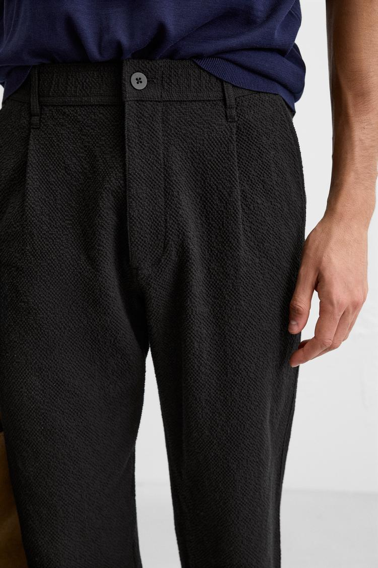 PANTALÓN DE TEXTURA CON PLEGADOS